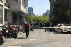 女子與男友吵架賭氣將其鎖在車中險些悶死